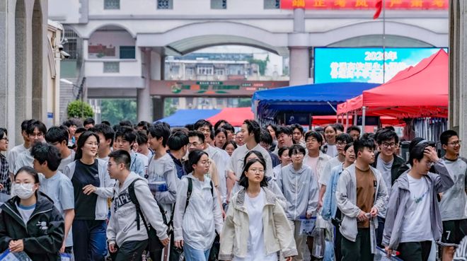 记者:詹姆斯若加盟勇士,将拥有一支全新的全明星球队