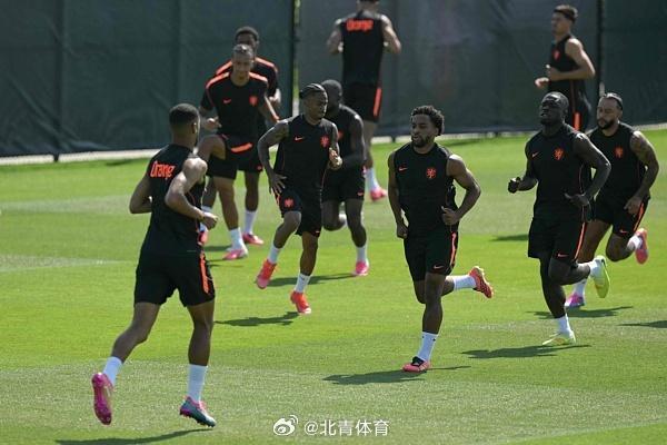 女星金巧巧直播讨债：沈阳的那个欠我爸60万的人抓紧还钱，别逼我