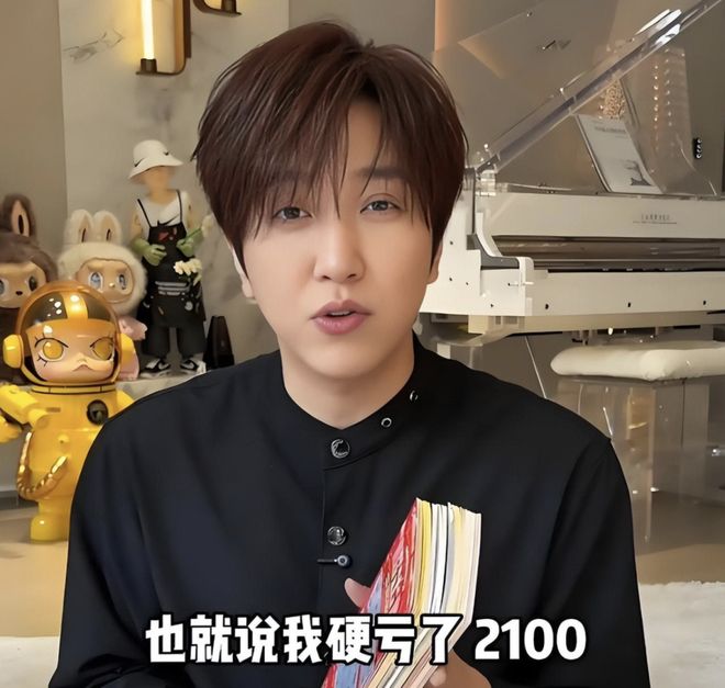 贝尔萨定妆照看向地面引争议,博主:因为他觉得自己不是模特