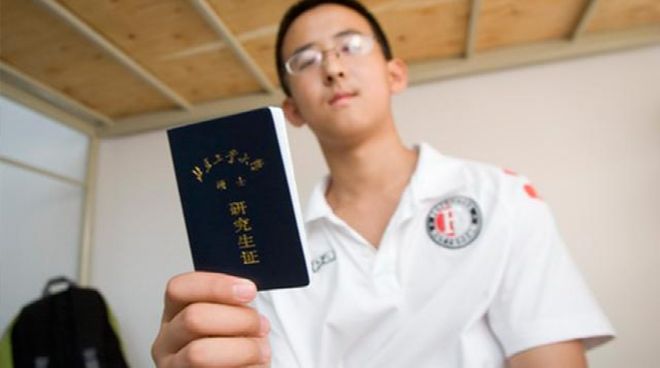 罕见一幕!阿尔卡拉斯吃瓜围观,德约鏖战五盘爆发顶棚争议