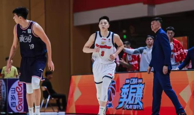 上港客场踢青岛西海岸首发预测!久违外援出战踢主力,张琳芃无缘