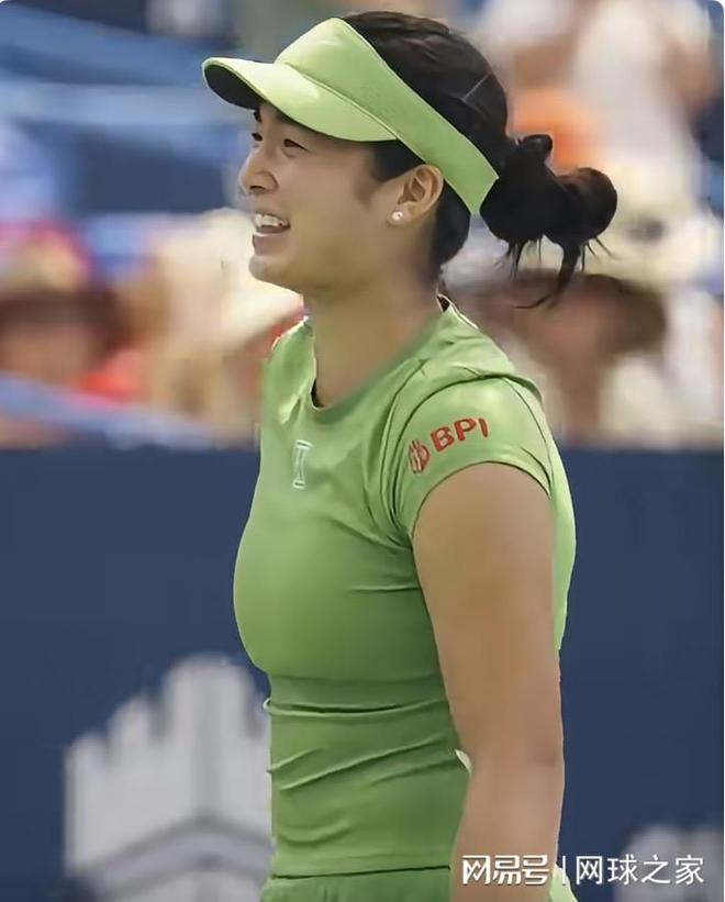 哈兰德与女友长相出众，女友长得像洋娃娃，十分登对，浪漫幸福