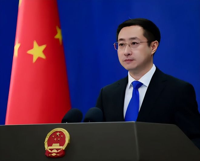林肯号终于抵达泰国休整，身上挂满了美军特色的“三氧化二铁涂层”