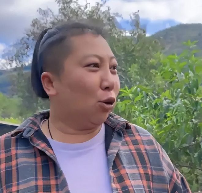 贝尔萨定妆照看向地面引争议,博主:因为他觉得自己不是模特