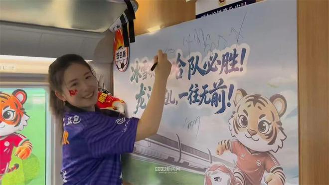 官方:曼联签下18岁哥伦比亚中场克里斯蒂安