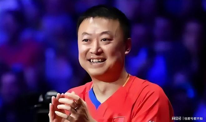 谢霆锋估计现在心里五味杂陈,他怎么也想不到,王菲在那英的演唱会上,比在自己的演唱会开朗大方多了