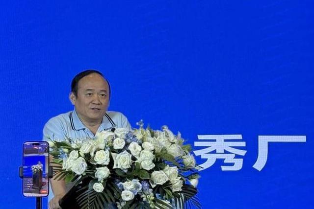 泰国官员登上“林肯”号航母​，合影中F35C简直锈成废铁