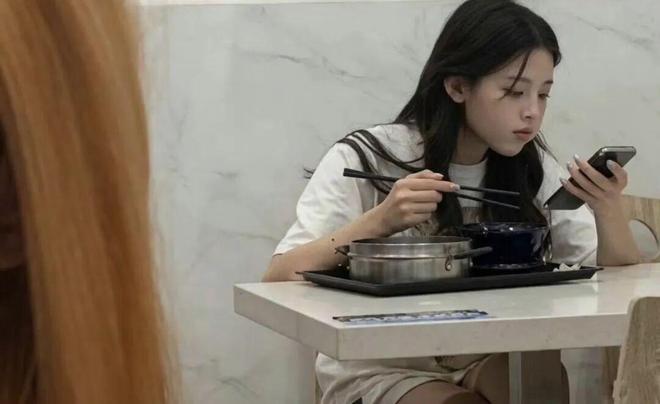 “我女儿竟然要在这里睡三年!”女子晒宿舍实拍,环境让人心酸的想哭