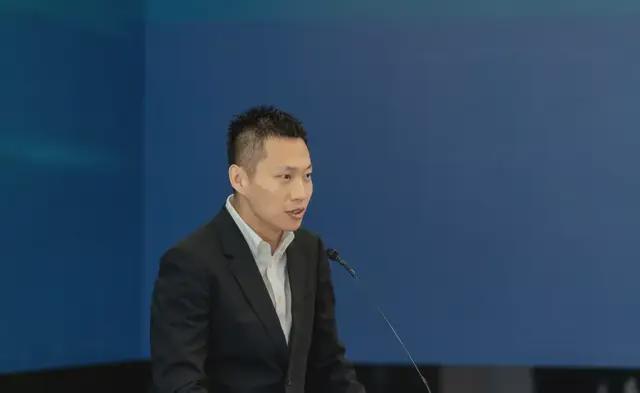 罗马里奥:看不懂安帅的换人,他让埃德松踢边后卫实在看不懂