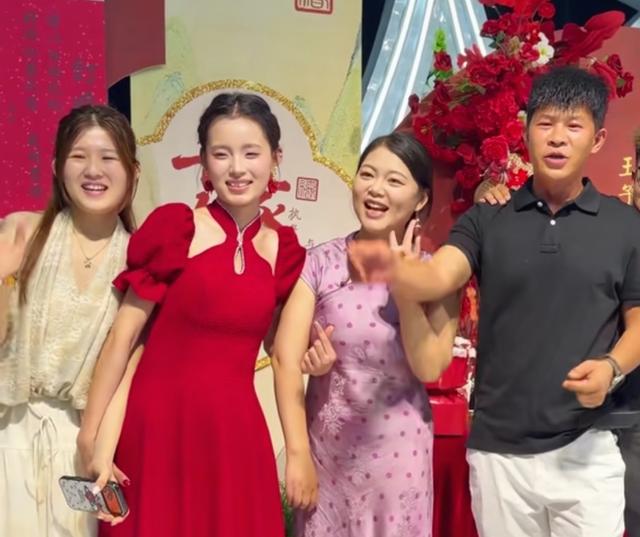 一张“80大寿脚踩饭桌跳舞”照片火了，家长被嘲：没人喜欢你家孩子