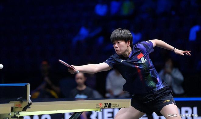 谢霆锋估计现在心里五味杂陈,他怎么也想不到,王菲在那英的演唱会上,比在自己的演唱会开朗大方多了